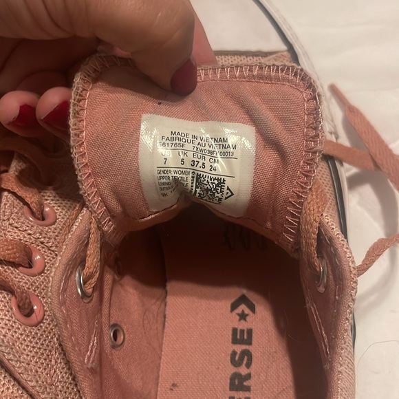 Pink converse size 7 - Picture 3 of 3